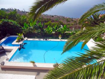 Apartment mit Pool und Meerblick