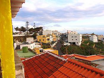 Blick von der Dachterrasse auf den Ort