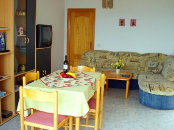 Wohn- und Esszimmer mit Sat-TV