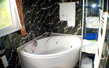 Badezimmer mit Jacuzzi