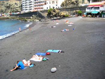 Badestrand mit schwarzem Lavasand