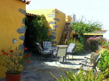 Sonnige Terrasse mit Meerblick