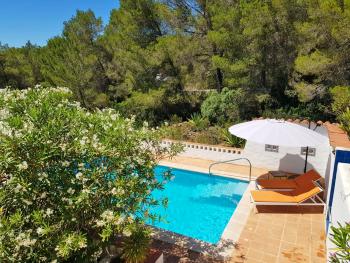Pool und Sonnenterrasse